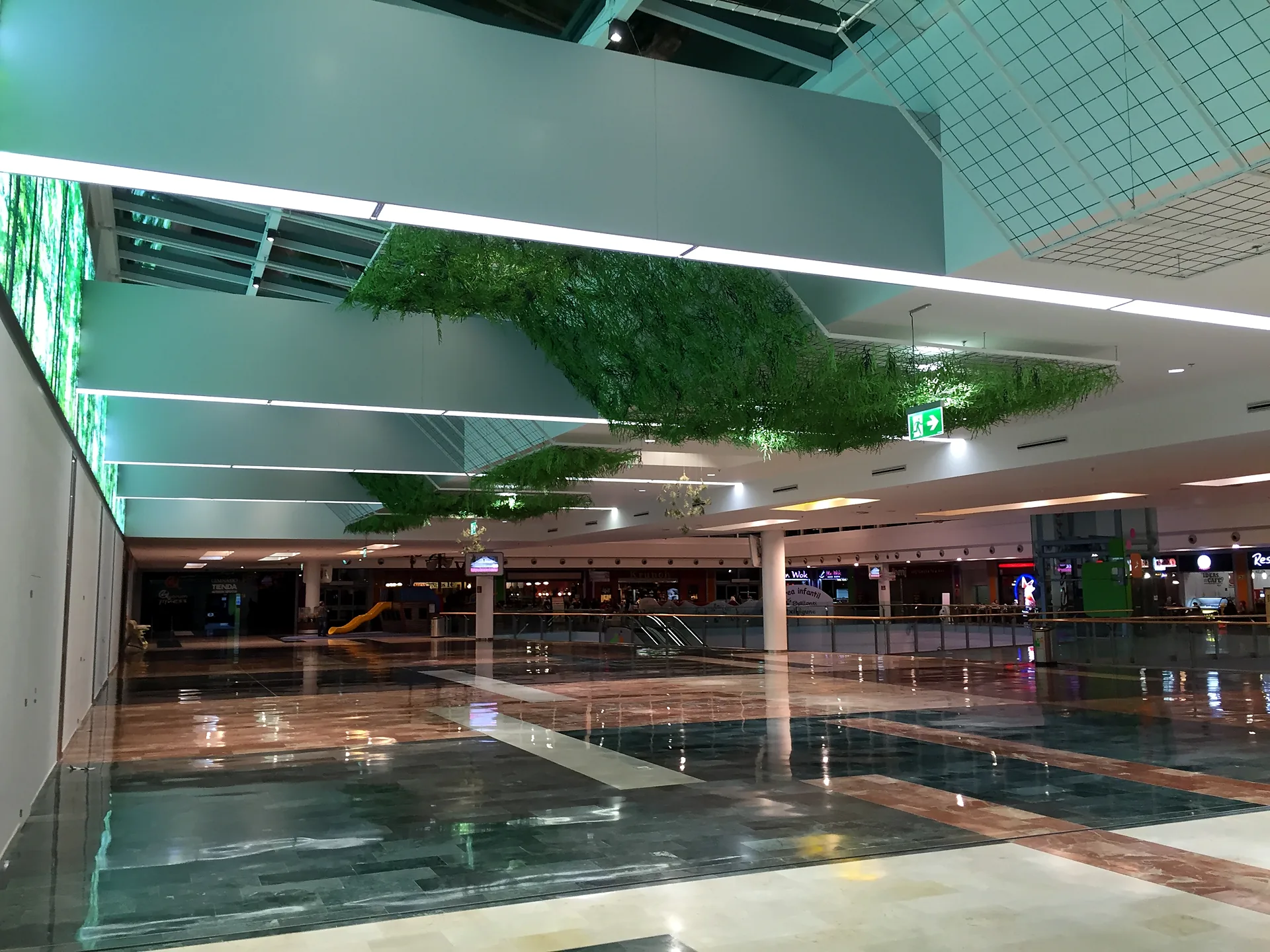 Galería del Centro Comercial Ballonti bajo el lucernario instalado por Jumail