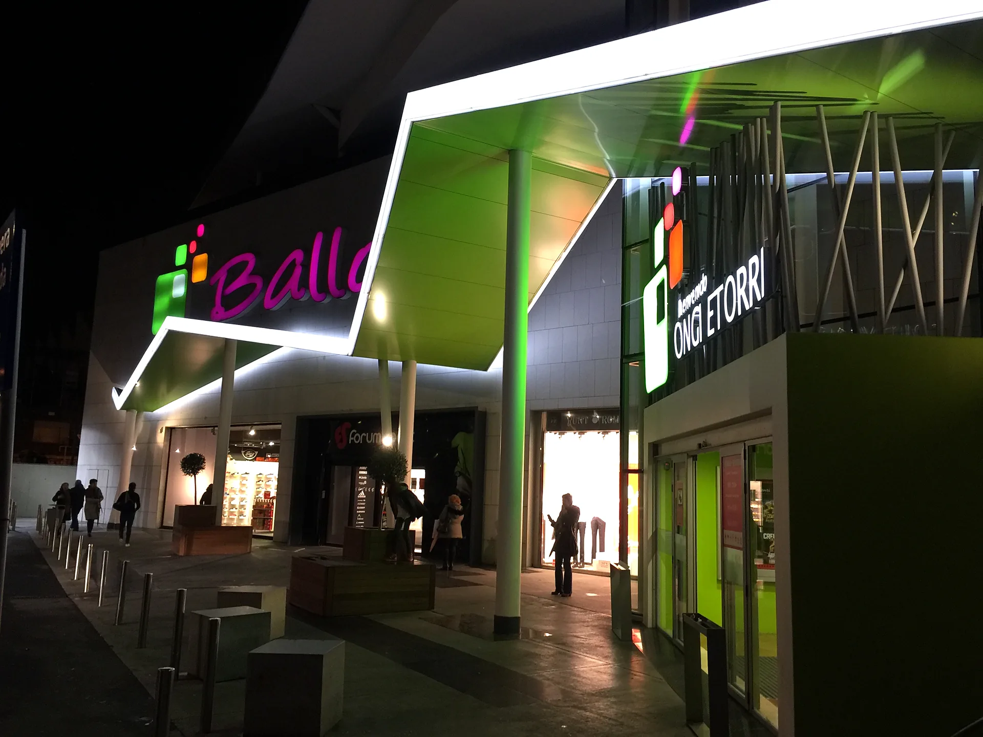 Marquesina iluminada del Centro Comercial Ballonti de noche