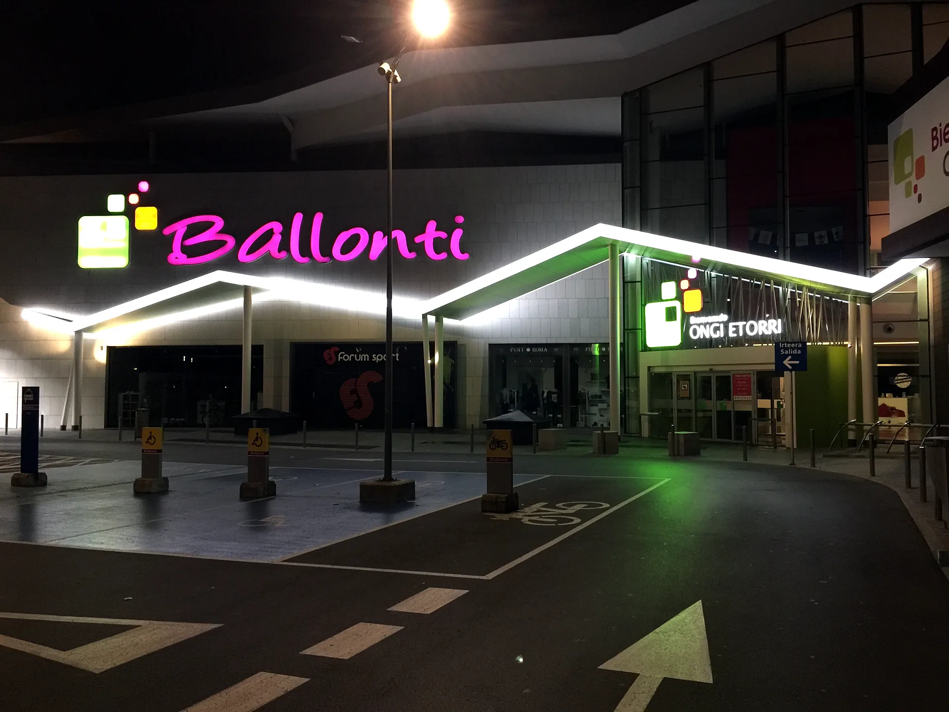 Marquesina del Centro Comercial Ballonti iluminada de noche