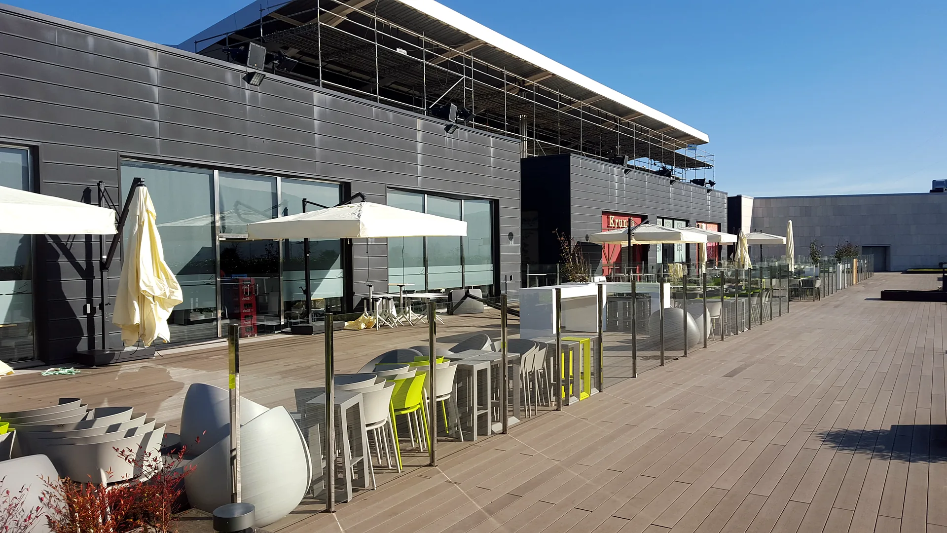 Terraza terminada con mobiliario y sombrillas