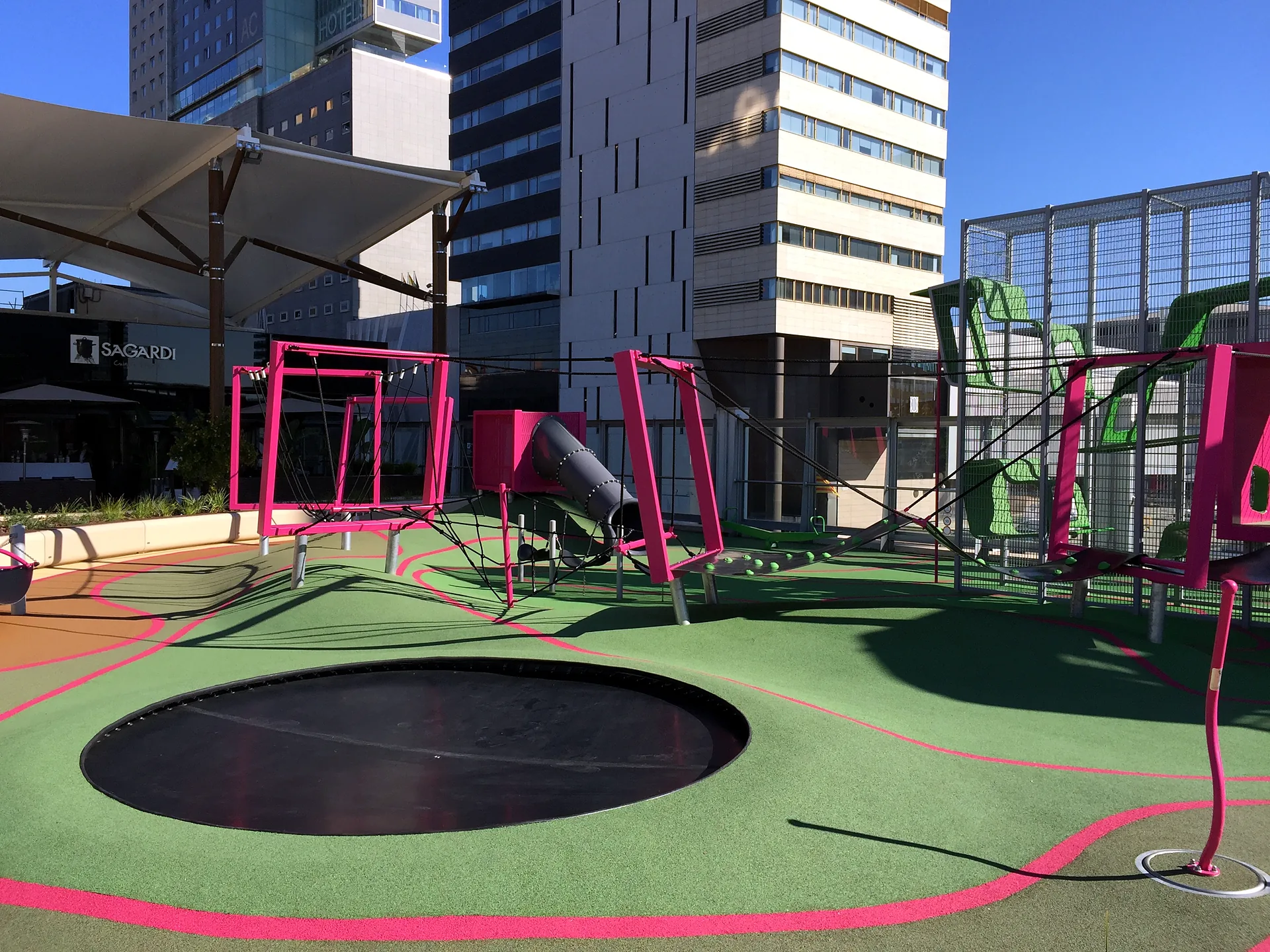 Cama elástica instalada en el parque infantil