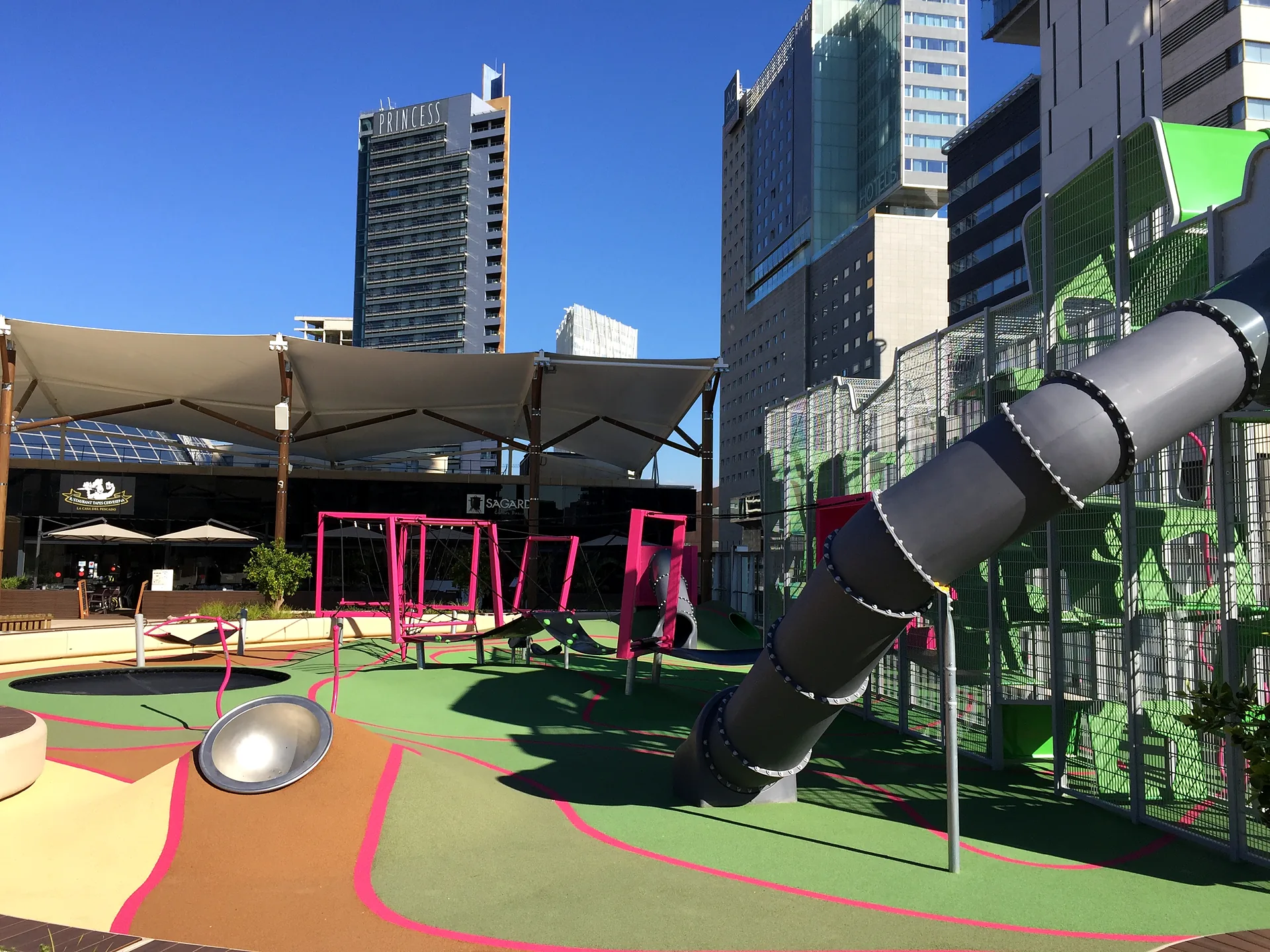 Parque infantil terminado en el Centro Comercial Diagonal Mar