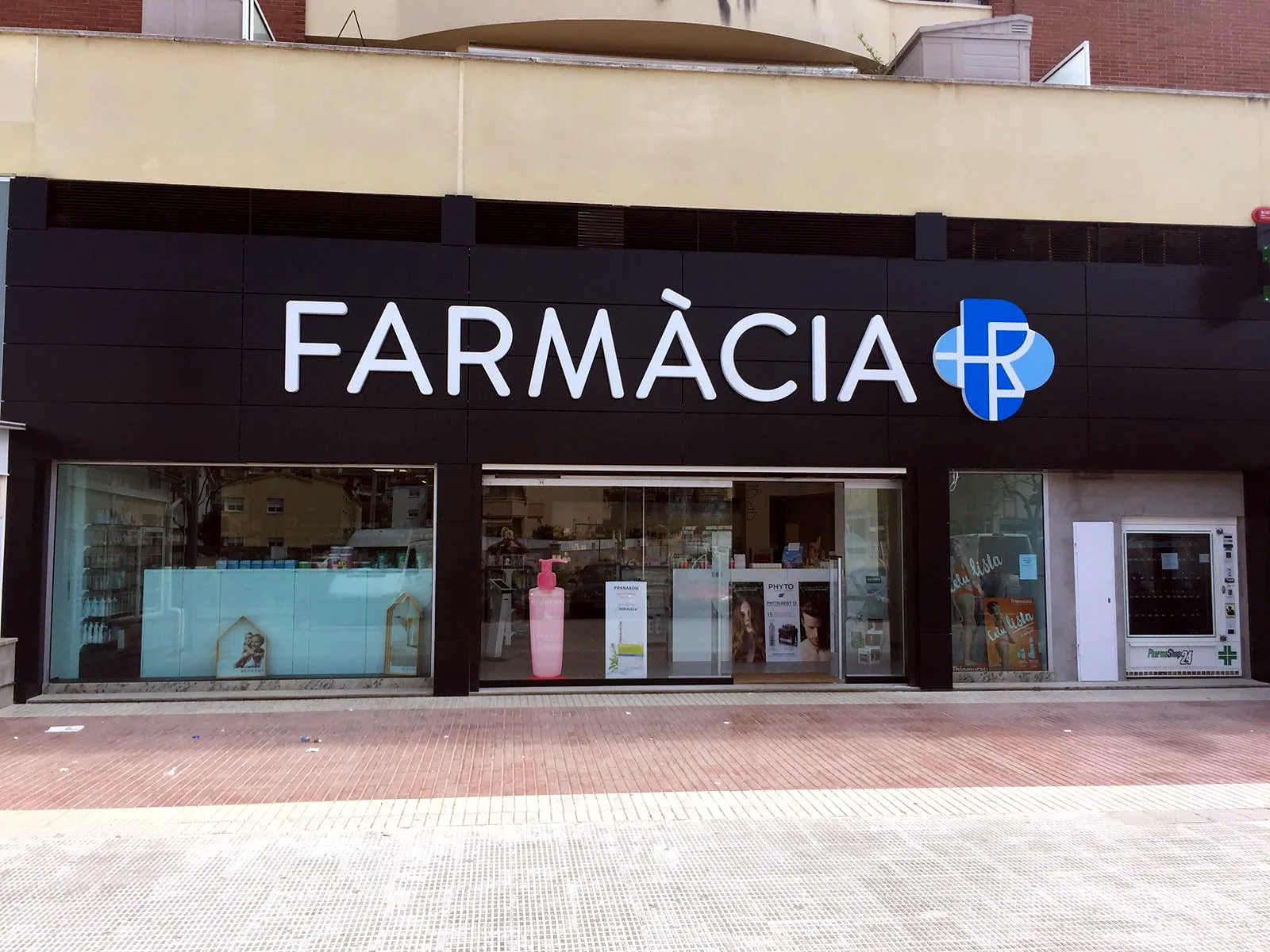 Fachada de farmacia renovada
