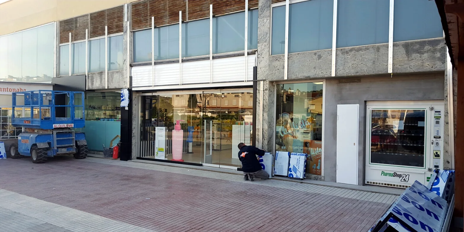 Fachada de la farmacia antes de la renovación