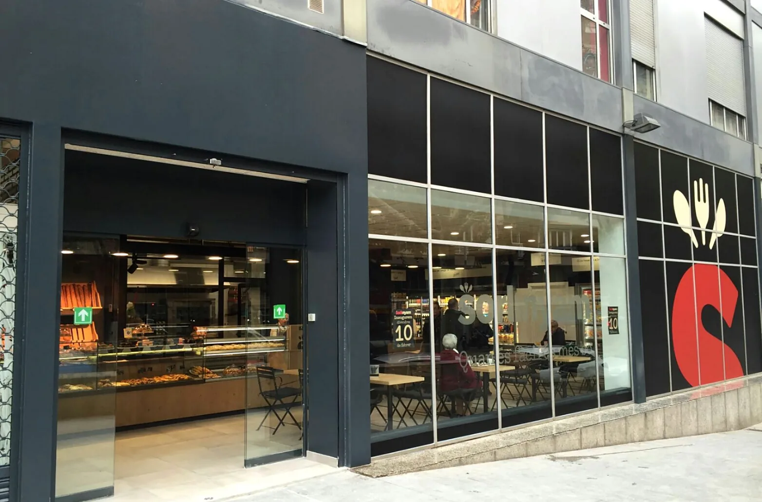 Cafetería del supermercado reformada