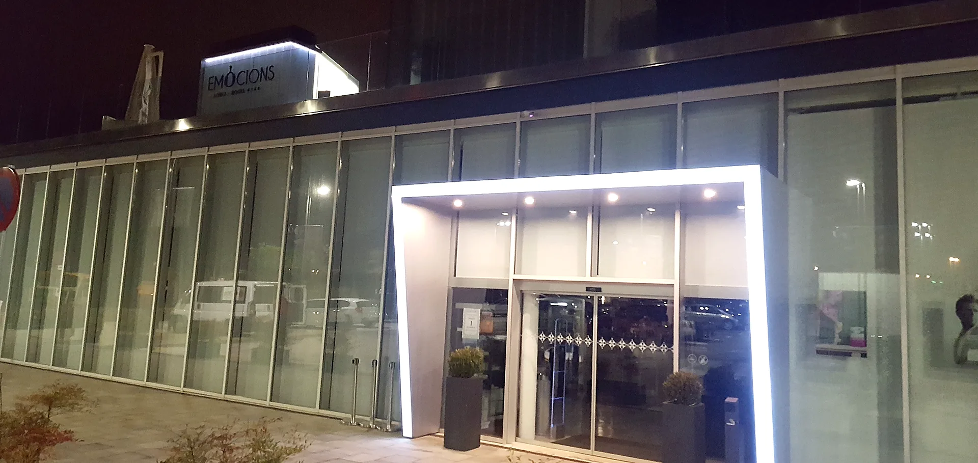 Marquesina iluminada del supermercado Sorli Emocions