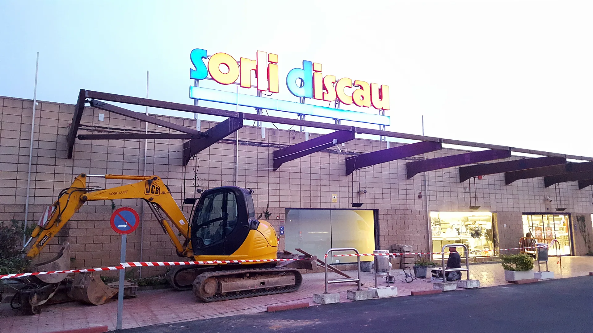 Fachada del supermercado Sorli antes de la obra