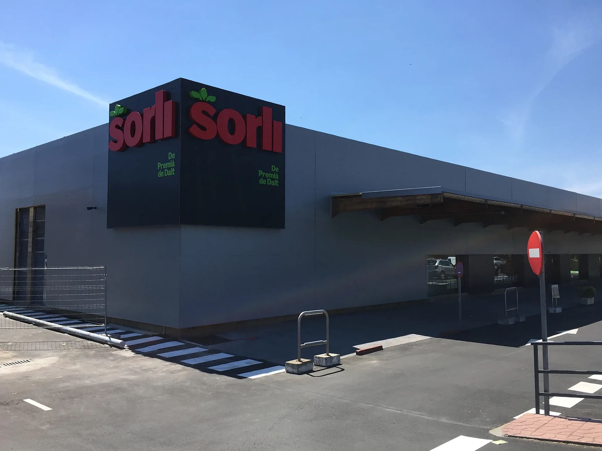 Fachada renovada de un supermercado Sorli