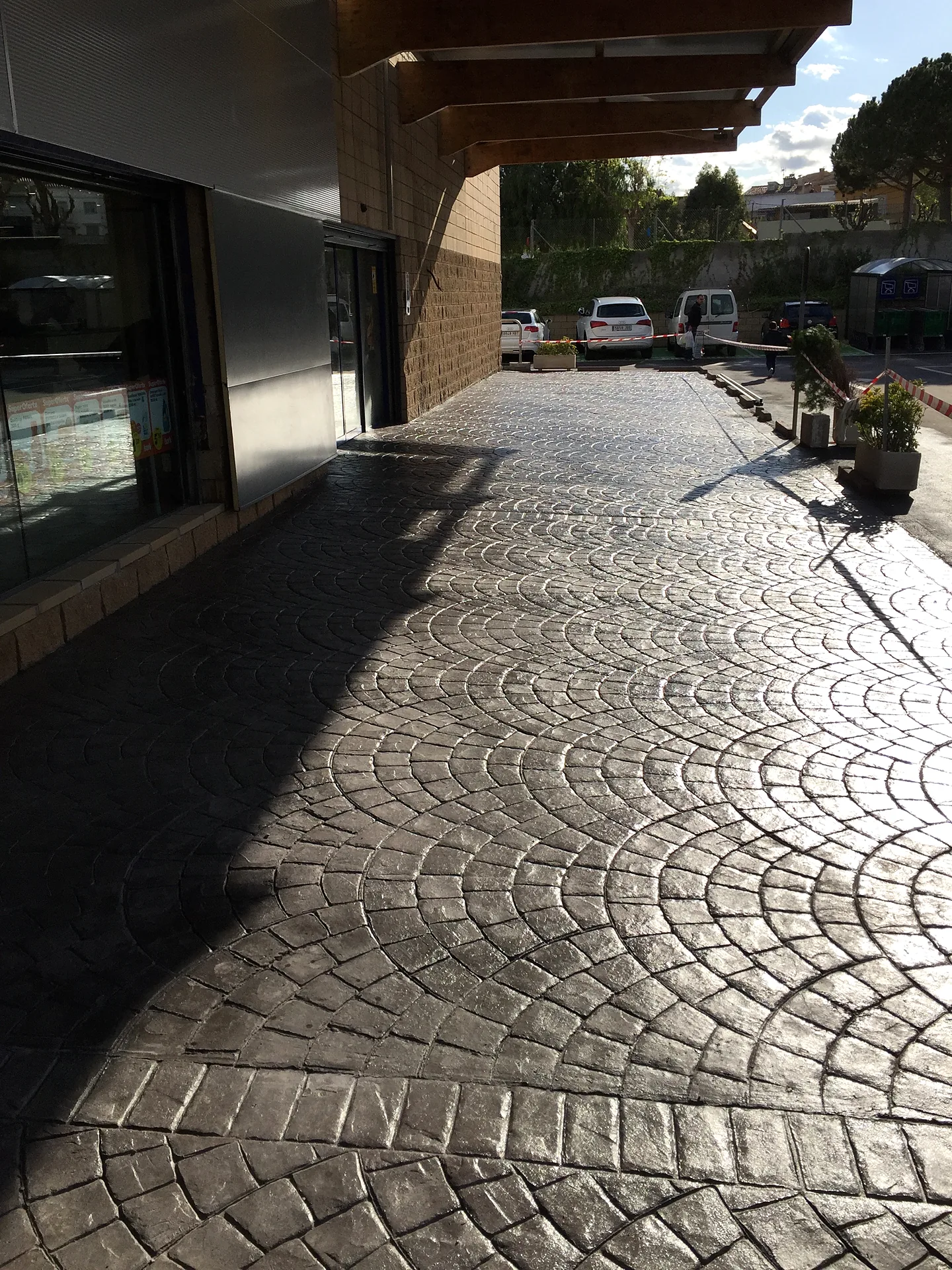Pavimento de cemento impreso en el acceso