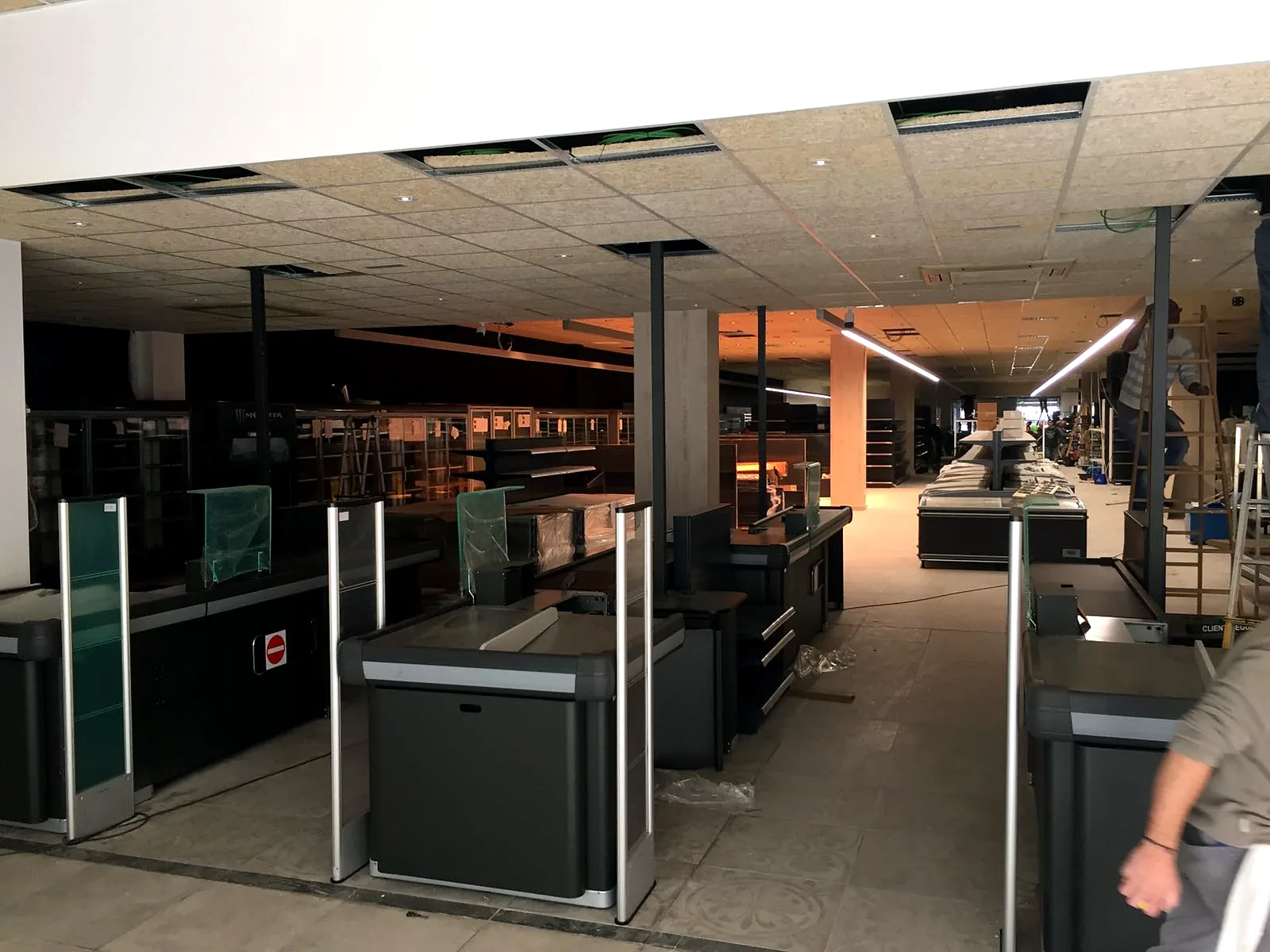 Montaje de la nueva zona de cajas