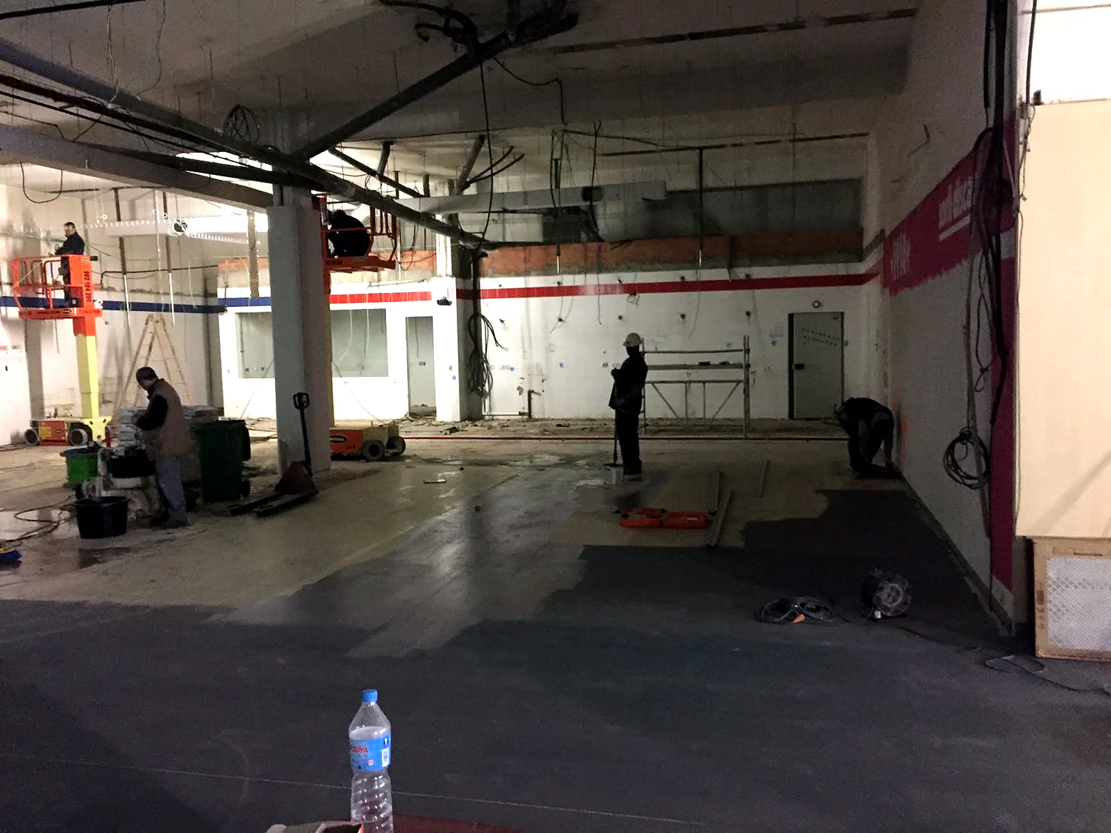 Trabajos de demolición en el interior del supermercado