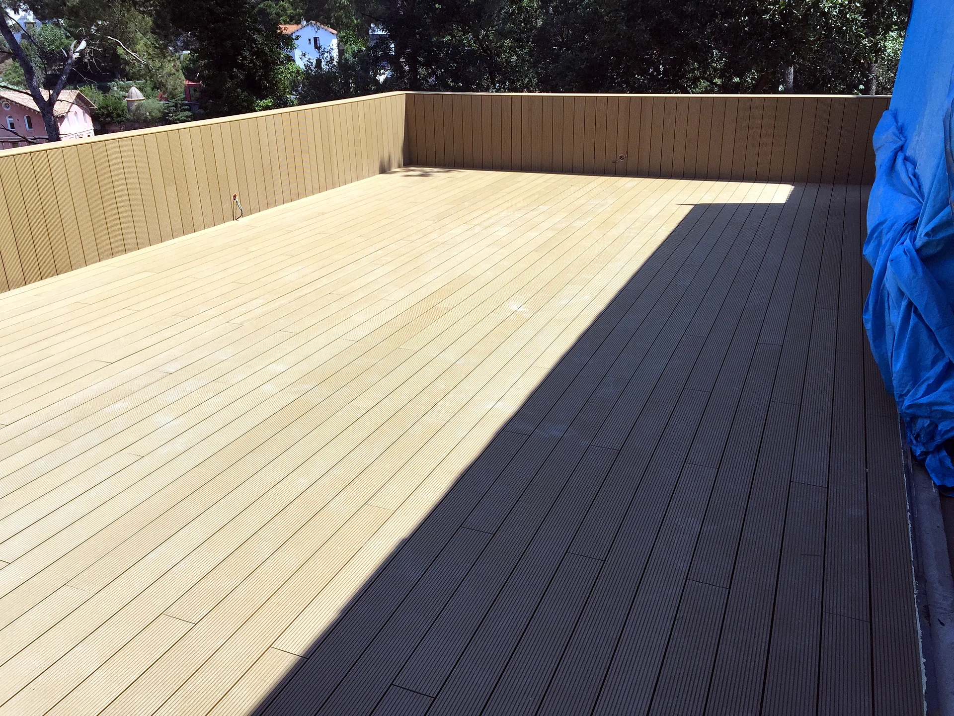 Terraza de tarima terminada en una vivienda de Vallvidrera