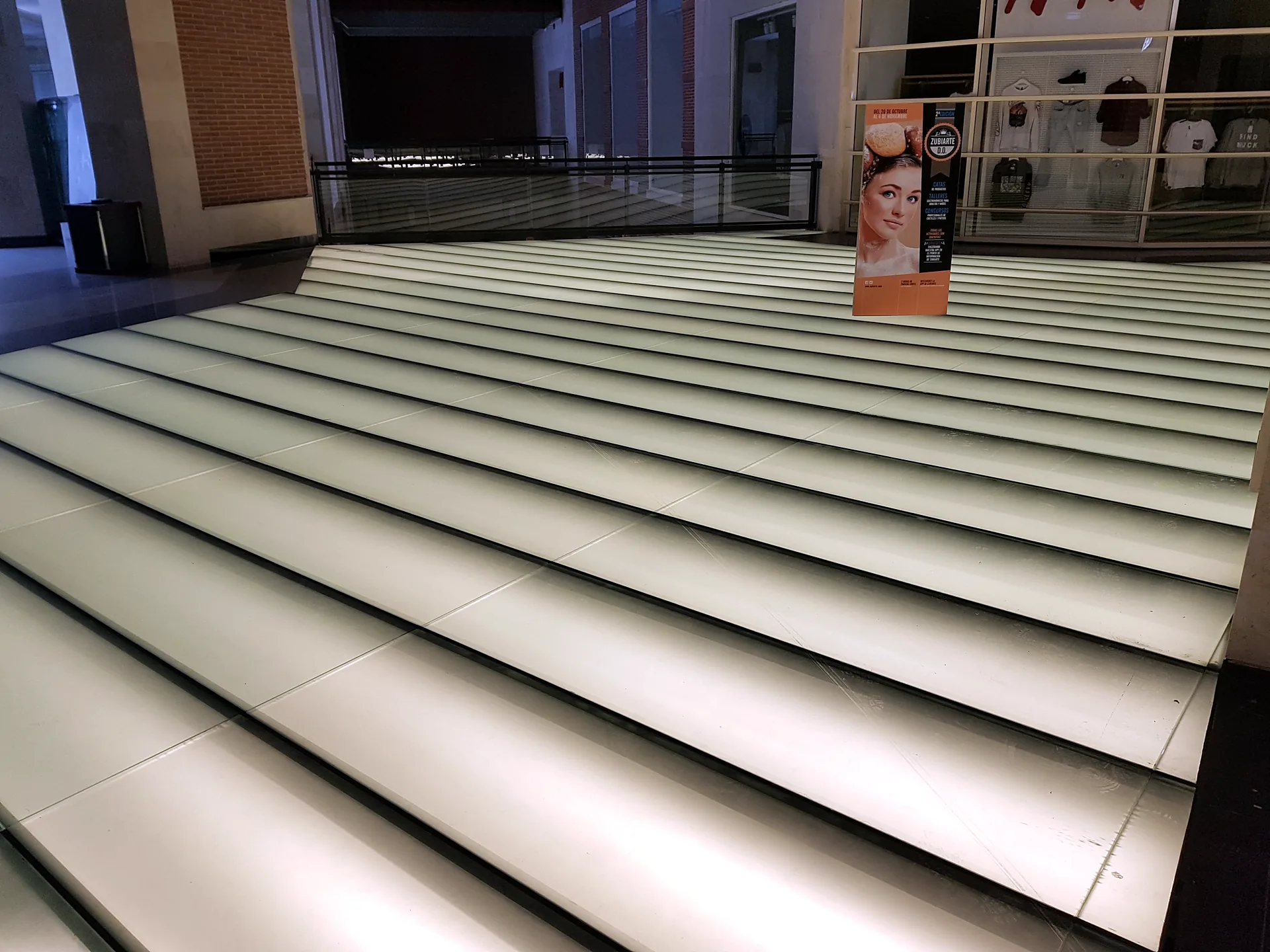 Escalera de vidrio retroiluminada en el Centro Comercial Zubiarte