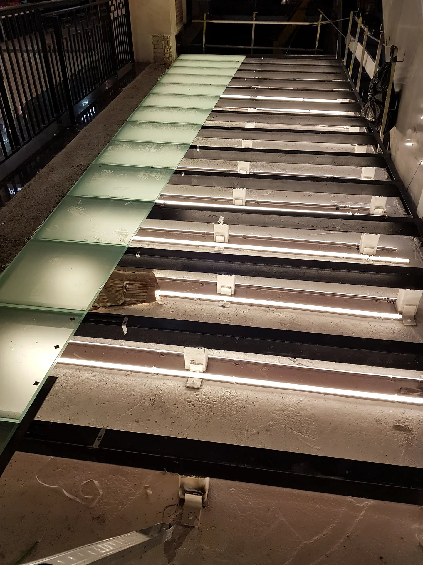 Montaje de la iluminación de la escalera