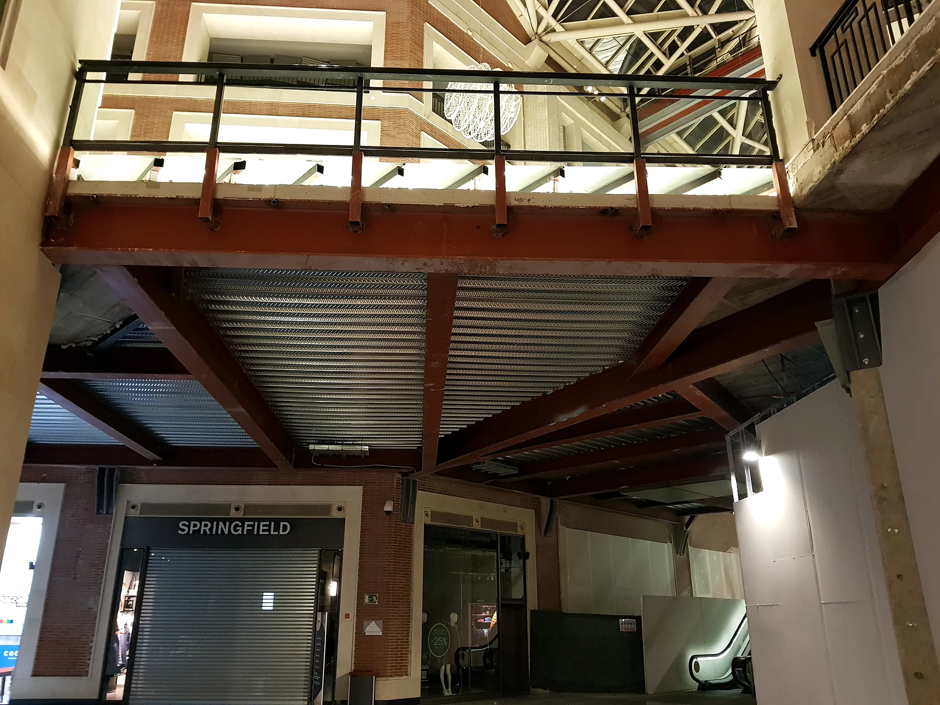 Estructura metálica de las pasarelas del centro comercial